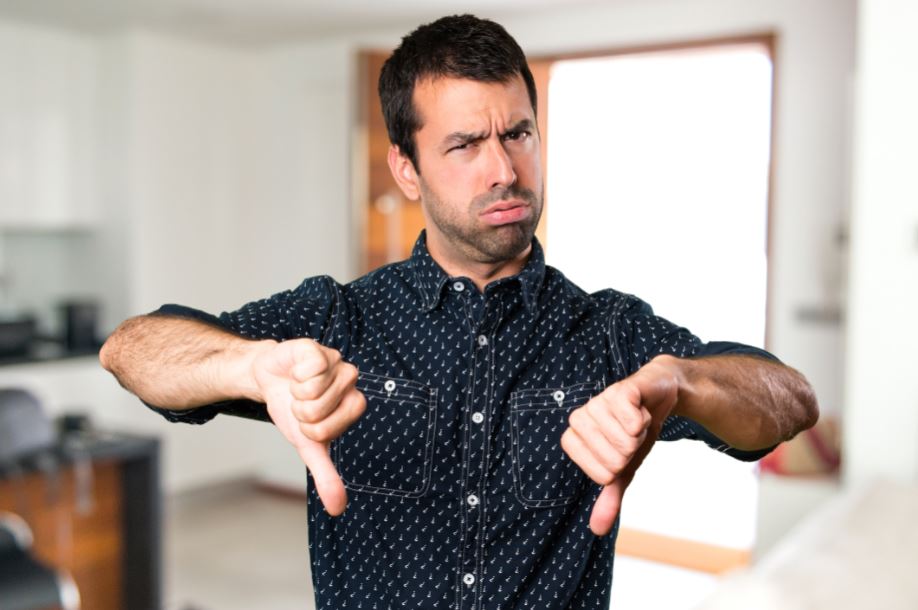 A disfunção erétil em jovens causa um grande impacto na qualidade de vida dos homens, deflagra problemas psicológicos e pode até prejudicar a vida profissional. Esse é um assunto que merece bastante atenção porque muitas pessoas pensam que apenas homens mais velhos podem perder a potência sexual, porém, estudos nacionais demonstram que 25 milhões de homens no Brasil podem sofrer de algum grau de impotência a partir dos 18 anos. É certo que os percentuais aumentam conforme a faixa etária avança, mas entenda que os mais jovens não estão isentos do problema. Leia mais. Disfunção erétil em jovens causa impacto na qualidade de vida Com quantos anos o homem perde a potência? Muitas pessoas acreditam que esse problema só vai acometer pacientes com idades acima de 40 anos. Mas o que tem sido constatado é que esse problema de disfunção erétil em jovens tem crescido e pode atingir homens na casa dos 20 e 30 anos com uma frequência maior do que se imagina. A disfunção erétil pode afetar o comportamento desse jovem, os seus resultados no trabalho e até o sentido de felicidade que ele tem ficam comprometidos, porque vive uma situação de perda de confiança e autoestima. Em muitos casos, o jovem tem vergonha e sente dificuldades em buscar ajuda médica; em outros, quando busca um profissional pode não se sentir bem atendido, porque passa por uma consulta sem aprofundamento, seja porque o médico não tem conhecimento especializado sobre o assunto ou mesmo por ser um atendimento muito rápido, realizado por consultas de convênio ou do SUS. Então, muitas vezes, nessa consulta não chega ao cerne da questão, porque nem todas as dúvidas foram respondidas e o caso pode ser avaliado de forma superficial. A disfunção erétil psicogênica não é o único tipo que pode atingir os mais jovens, com a resistência em buscar um médico especialista, os homens buscam ajuda na internet para resolver o problema, e caem em verdadeiras armadilhas, já que na rede existem soluções milagrosas para tudo, mas que nem sempre são verdadeiras. Para entender como essa disfunção sexual ocorre, especialmente, quando é uma disfunção erétil em jovens, é preciso entender os 3 tipos de ereção: Tipos de ereção Psicogênica: essa ereção é acionada por estímulos sensoriais e fantasias, quando o homem vê algo, toca ou cheira, e o mecanismo da rigidez peniana é acionado por áreas específicas do cérebro; Reflexa: a partir de um estímulo tátil, o pênis reage com uma ereção, porque ao ser manipulado, os nervos são acionados e ocorre o estímulo erétil; Noturna: é a ereção acionada durante o sono mais profundo, que ativa algumas áreas do cérebro responsáveis pela função erétil. Por isso, o homem acorda com o pênis ereto pela manhã, porque o pico de testosterona também é neste período matutino. O que pode causar disfunção erétil em jovens? As causas da disfunção erétil em jovens precisa ser investigada porque existem várias questões que podem estar associadas à impotência, como: Causas psicológicas puras; Hormonais: baixa testosterona (hipogonadismo), hiperprolactinemia, problemas na tireoide, etc; Vasculares: relacionadas à vascularização do pênis; Neurogênicas: problemas que afetem o cérebro, a medula ou a inervação periférica do pênis; Uso de certas medicações: efeitos colaterais de alguns remédios podem provocar distúrbios na libido, disfunções ejaculatórias e eréteis; Traumas: fraturas de pênis, etc; Tecidual: aumento de fibras colágenas e diminuição de fibras elásticas no interior do pênis; Uso de drogas; Doença de Peyronie: pênis sofre curvaturas anômalas que levam à impotência; Iatrogenia: ligada a cirurgias prévias; Metabólicas: avaliações de condições de triglicérides, colesterol, glicose, etc. Porém, em muitos casos, o paciente relata ao médico que já fez exames que deram um resultado considerado normal, mas ele sente que a causa da própria disfunção não é meramente psicológica, existem outras motivações que envolvem a incapacidade de ter e manter a ereção. Disfunção erétil em homens jovens: causa psicológica A impotência sexual ligada às causas psicológicas puras são características. Por exemplo: o paciente tem boa ereção noturna e reflexa, mas quando ocorre o momento da penetração sexual com a parceria, perde a rigidez (pênis amolece). Por que isso ocorre? Normalmente, esses pacientes podem sofrer de uma hiper descarga adrenérgica (noradrenalina, adrenalina, etc) no organismo, assumir uma hiperresponsividade na hora da penetração, e então a ereção fica fraca. Ficam com o que é conhecido como ansiedade de desempenho. Além disso, o paciente também pode sentir que desempenho sexual é melhor com algumas pessoas do que com outras. Isso significa que com certos parceiros ou parceiras, falta atração suficiente e a química entre o casal não é acionada. Assim, com certas pessoas ele têm impotência, mas com outras não. Disfunção erétil prolongada durante a vida toda Muitos pacientes jovens também relatam que durante toda a vida não tiveram uma ereção tão eficiente, nem mesmo nas ereções noturnas ou reflexas. Logo aos 25 ou 30 anos podem manifestar esse problema sem nenhuma questão psicogênica associada. Eles percebem que a ereção está ficando mais fraca, fazem exames para verificar a questão metabólica e tudo está normal. Esse problema pode ocorrer porque os indivíduos são diferentes e manifestam funções orgânicas de forma diferente. Em alguns casos, a função erétil do próprio paciente pode não ser tão eficiente por questões anatômicas, enzimáticas ou até mesmo quantidade de receptores insuficiente. Essas pessoas não têm disfunção erétil psicogênica, mas devido a esses problemas, que não serão constatados em exames, sofrem de impotência. A boa notícia é que essa disfunção pode ser tratada sim. Evolução da sociedade e exposição à pornografia A sociedade vem caminhando com uma rapidez incrível em aspectos comportamentais e tecnológicos. Hoje, tem sido muito fácil um jovem se expor à pornografia na internet em níveis que vão gerar um vício e se tornar um problema na vida real. Nas produções pornográficas, as performances e facilidades são muito diferentes do cotidiano, isso pode gerar um problema quando o jovem tiver uma relação sexual, com pessoas reais. Surge a ansiedade de desempenho. A ciência ainda está estudando os efeitos das mudanças comportamentais na sociedade. Antigamente até mesmo uma saia mais curta ou um decote menos profundo poderia gerar estímulos sexuais intensos nos homens. Hoje é muito mais fácil observar o corpo humano nu do que antes, seja de forma real ou pela internet. Atualmente, com essa banalização da nudez, o estímulo sexual em alguns homens pode ser um pouco mais difícil quando chega em sua situação de relação sexual real. Veja mais neste vídeo: https://www.drmarcotuliourologista.com.br/pornografia-digital-nofap-disfuncao-eretil/ Disfunção erétil em jovens: tratamento O tratamento para disfunção erétil em jovens vai depender das causas que levaram ao problema sexual. Por exemplo, se for uma questão psicológica que está levando a uma ansiedade de desempenho, o problema pode ser tratado associando terapia e medicações que vão ajudar na função erétil. Vale dizer que se as causas forem outras também vale buscar ajuda para resolver o problema logo cedo com uma abordagem multidisciplinar, para amparar o paciente em diversas frentes terapêuticas. Em casos que a impotência está associada a uma questão hormonal, pode ser realizada uma reposição hormonal masculina, ou mesmo se a disfunção erétil está relacionada a uma questão vascular, a terapia de ondas de choque pode ser uma das soluções. Um médico especializado no problema também poderá prescrever a dosagem exata dos remédios que auxiliam na função erétil. Assim, evita-se que os jovens invistam na automedicação, com o risco de até deflagrar priapismos (ereções prolongadas por horas), que podem causar prejuízos ao órgão sexual. Conclusão Agora que já sabe mais sobre disfunção erétil em jovens, como tratar e o que causa, a melhor medida é procurar um médico especializado nas questões sexuais masculinas que é o andrologista, para tratar o problema de forma antecipada, focada e obter melhores resultados. Há diversas abordagens para todas as causas citadas acima para proporcionar mais qualidade de vida aos homens que estão sofrendo com esses problemas sexuais.