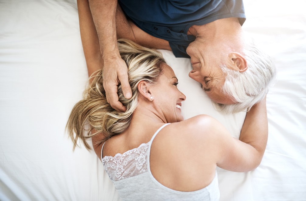 O texto relata sobre o sexo aos 60 anos e por que é importante continuar ativo. No decorrer dos parágrafos, é possível ver também quais são os benefícios do sexo após os 60 anos.