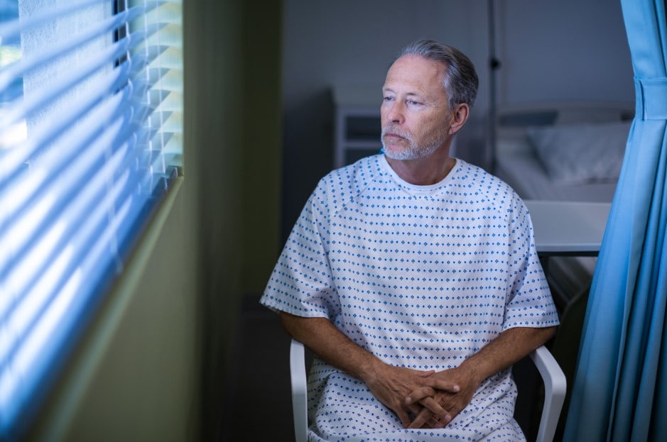 Paciente en una habitación de hospital preparándose para someterse a una cirugía como parte del tratamiento del cáncer de próstata.